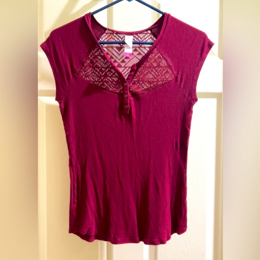 No boundaries women’s Burgundy t-shirt with mesh top (medium)